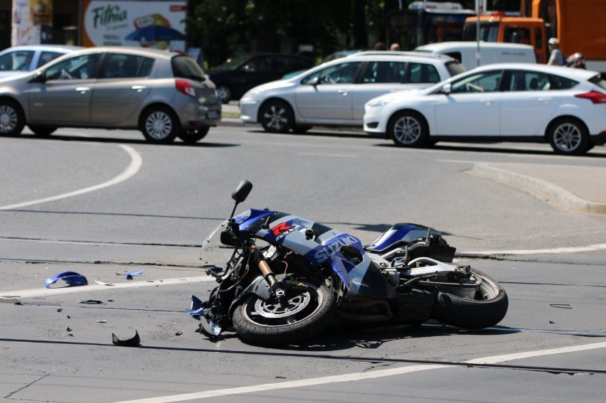 Kraków. Wypadek motocyklisty na rondzie Matecznego [ZDJĘCIA]