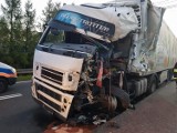Wypadek w Sienicznie. Zderzyły się dwie ciężarówki i auto dostawcze [ZDJĘCIA]