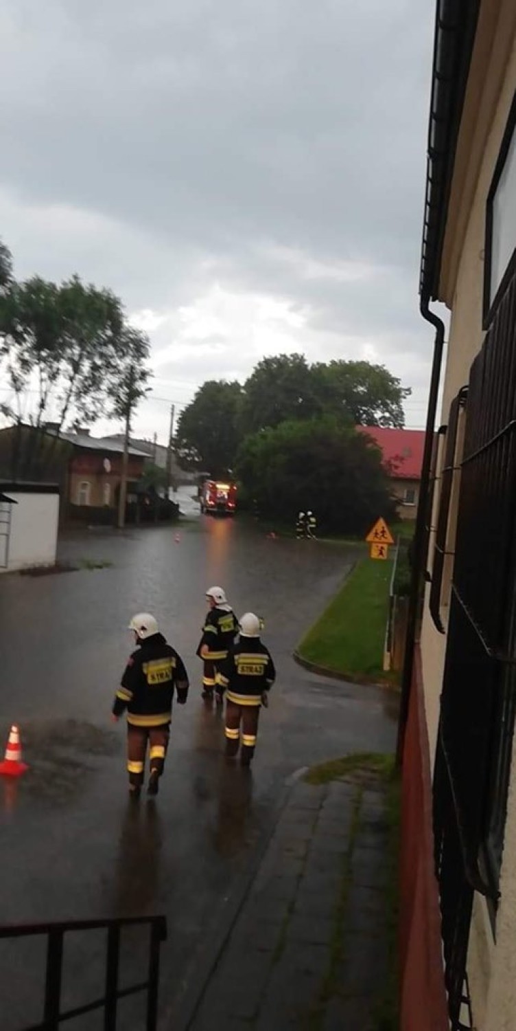 Zalane ulice i podtopienia budynków w Rusinowicach...