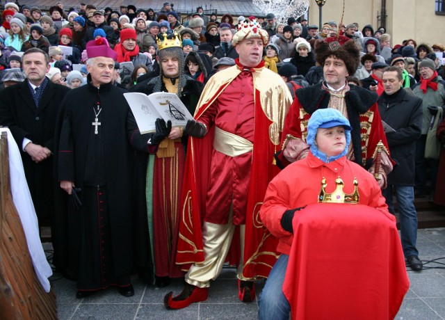 Trzej Kr&oacute;lowie, kielczanie oraz biskup Marian Florczyk przed kielecką katedrą śpiewają kolędy.
Fot.
Bartłomiej Kowalewski.