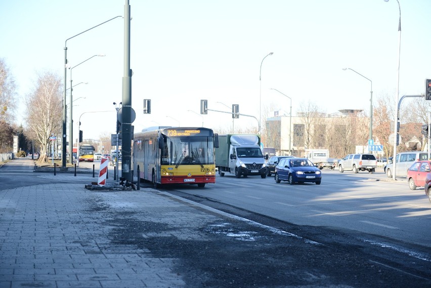 Ulice Warszawa. Na Puławskiej jest kilkunastometrowa wyrwa, bo... zabrakło asfaltu