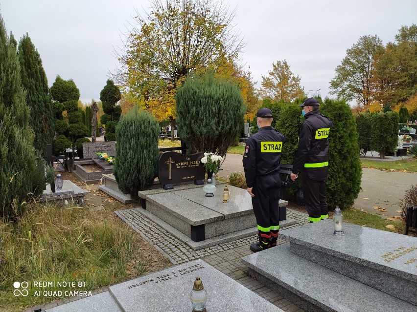 Strażacy z Sieradza odwiedzili groby zmarłych druhów