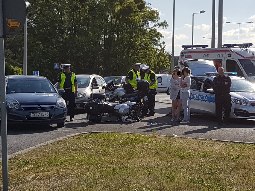 Policyjny motocykl zderzył się z samochodem [zdjęcia]