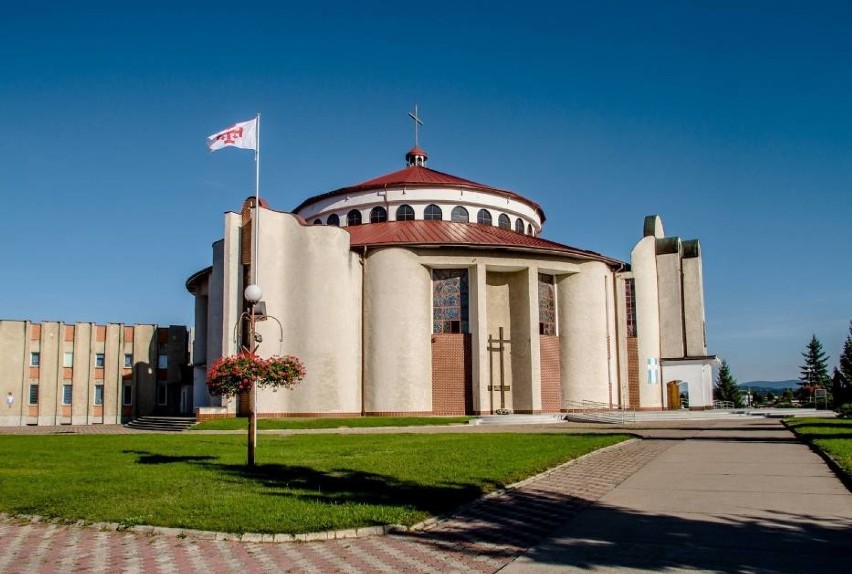 Sanktuarium Relikwii Drzewa Krzyża Świętego na Podzamczu w...