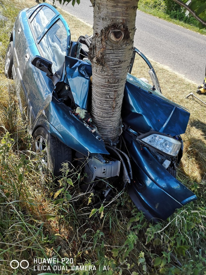 Wypadek w Sobieńczycach (1.07.2018). Starsza kobieta na prostej drodze zjechała i wbiła się w drzewo