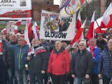 Protest Wolnych Polaków w Głogowie. Zanieśli trumnę demokracji pod biuro poselskie. FOTO, WIDEO