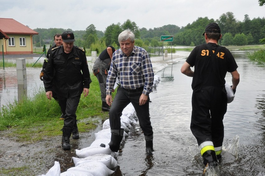 Woda wdziera się na targowisko miejskie w Opocznie. Burmistrz zdecydował o jego zamknięciu