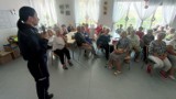 Policjantka z KPP w Oleśnicy na spotkaniu z seniorami. Było o bezpieczeństwie na drogach 