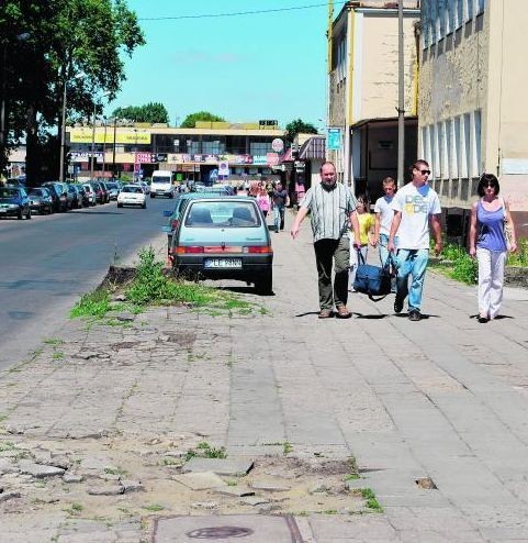 Mieszkańcy już w tym roku będą mieli nowe chodniki. Na drogę trzeba jeszcze poczekać