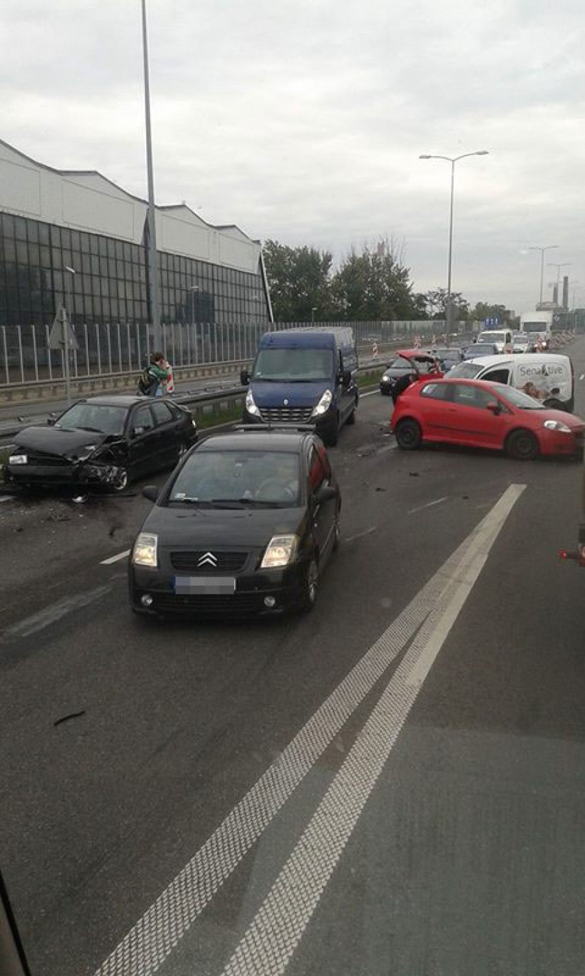 Wypadek na DTŚ w Zabrzu. Chciał zawrócić w miejscu niedozwolonym, dwie osoby ranne