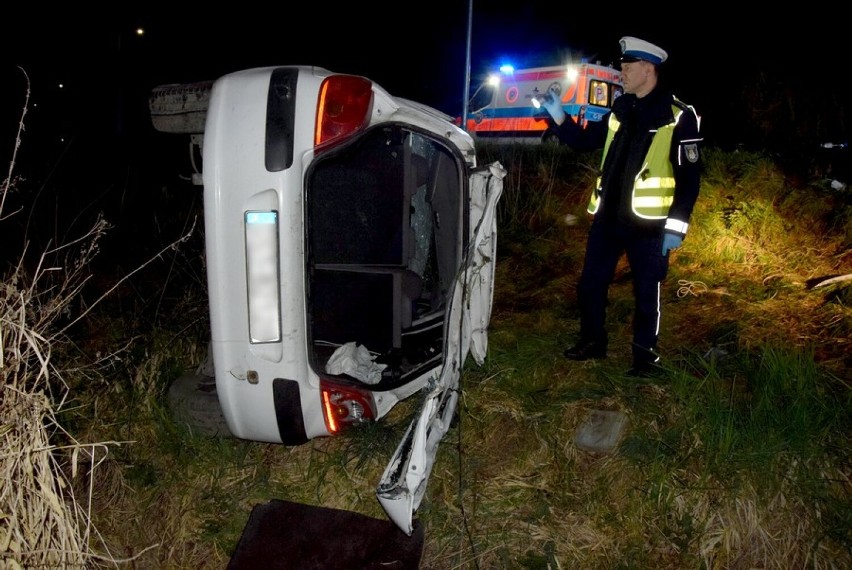Bobowo - kierowca Peugeota po dachowaniu trafił do szpitala 