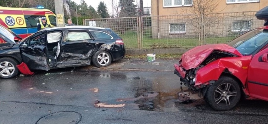 Wypadek w Łodzi! Zderzenie aut osobowych. Dwie osoby ranne! ZDJĘCIA