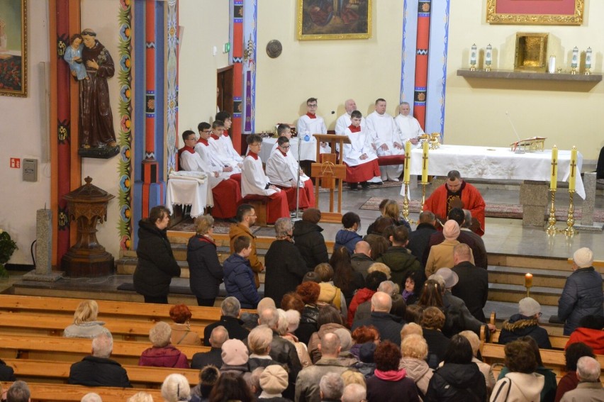 Choć w Wielki Piątek wierni nie mają obowiązku uczestniczyć...