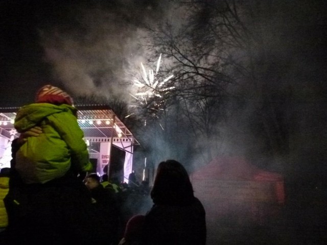 Przez lata mieszkańcy Zduńskiej Woli spotykali się, by wspólnie świętować zakończenie starego i przywitanie Nowego Roku podczas imprez organizowanych przez miasto. Zdjęcia zrobiono podczas miejskich sylwestrów w latach 2014 - 2019