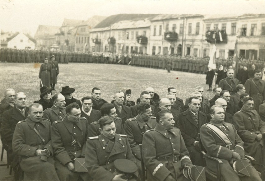 Promocja oficerska na sieradzkim rynku w marcu 1946 roku. Unikalne zdjęcia (ZDJĘCIA)