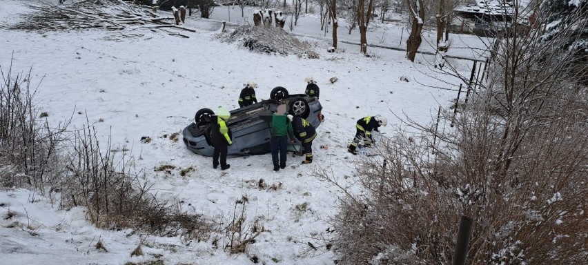 Duszniki-Zdrój: 27-latek zjechał z drogi i dachował. Miał 0,34 promila alkoholu 