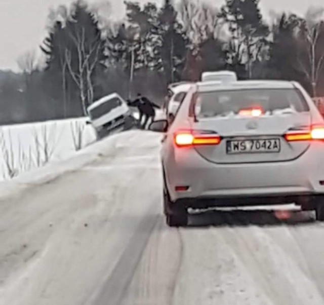 W Zebrzydowicach w gm. Kalwaria Zebrzydowska bus wpadł do rowu. Kierowca i pasażerowie starali się go wyciągnąć na drogę.