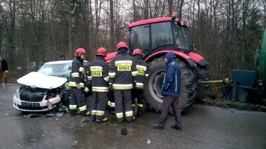 Samochód osobowy zderzył się z ciągnikiem rolniczym [ZDJĘCIA] 