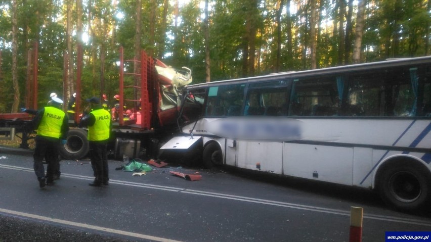 Zderzenie autobusu z ciężarówką na krajowej "16"...