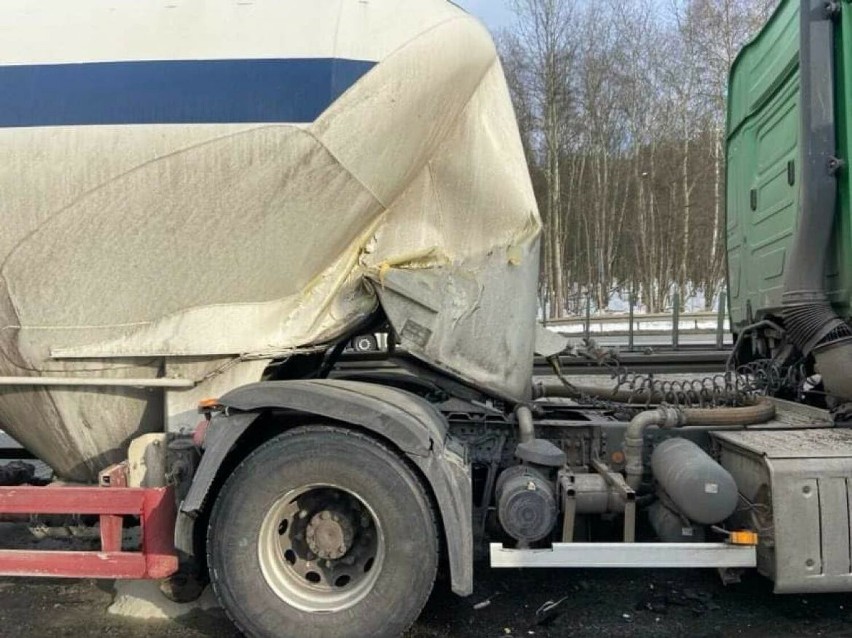 Wypadek na A4 pod Krakowem. Zderzenie trzech ciężarówek, jedna osoba ranna. Autostrada była zablokowana. Przy węźle Skawina lądował LPR
