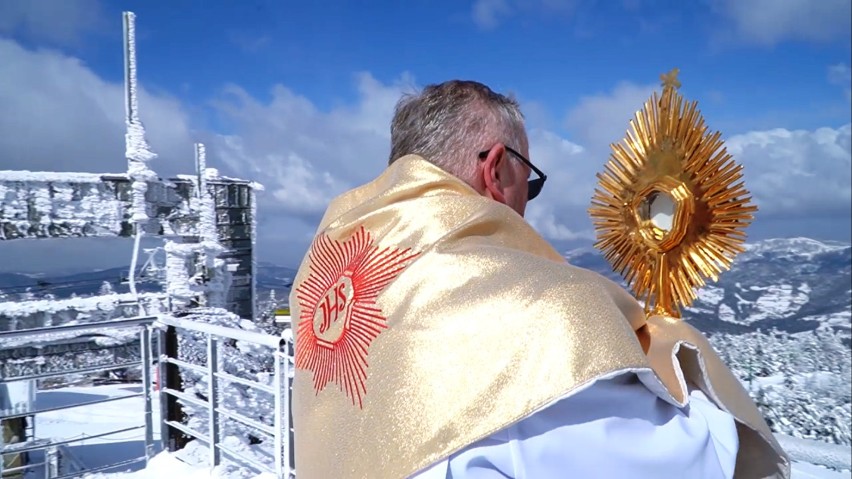 Ks. Andrzej Loranc udzielił błogosławieństwa Najświętszym...