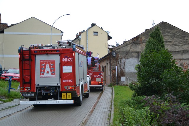 Dwa wozy bojowe oraz wysięgnik z KP PSP w Gorlicach zostały skierowane na ulicę Garbarską po komunikacie o zadymieniu, które pojawiło się w jednym z budynków