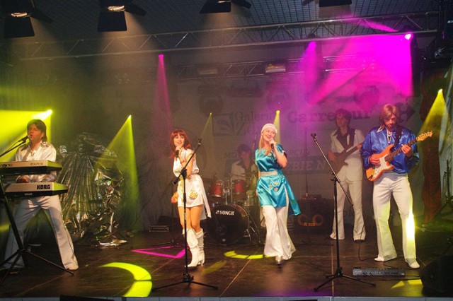 ABBA Tribute Live wykonuje przeboje legendarnego szwedzkiego kwartetu disco