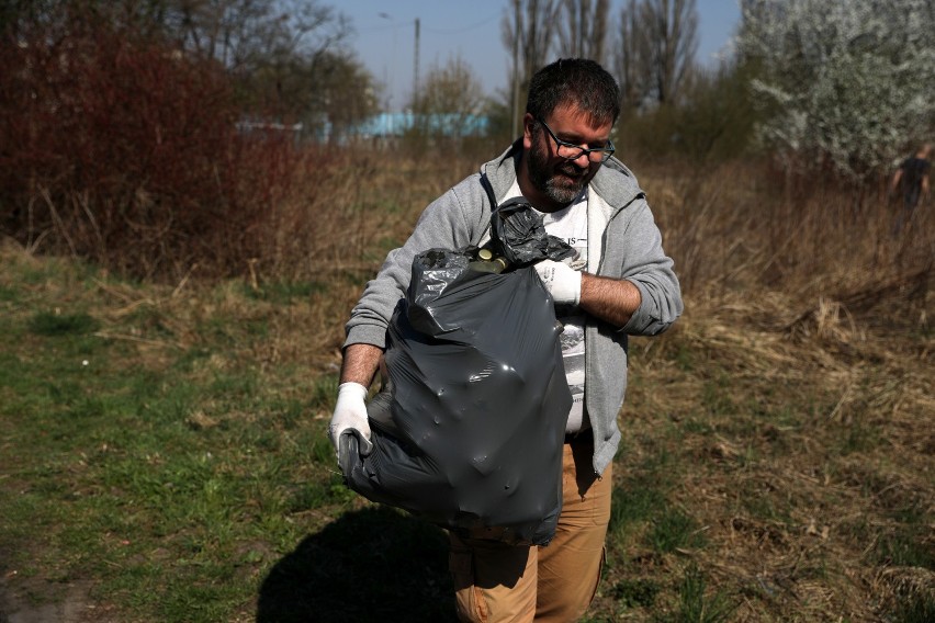 Sprzątanie na Wzgórzach Krzesławickich. Krakowski oddział PolskaPress i #trashchallenge [ZDJĘCIA, WIDEO]