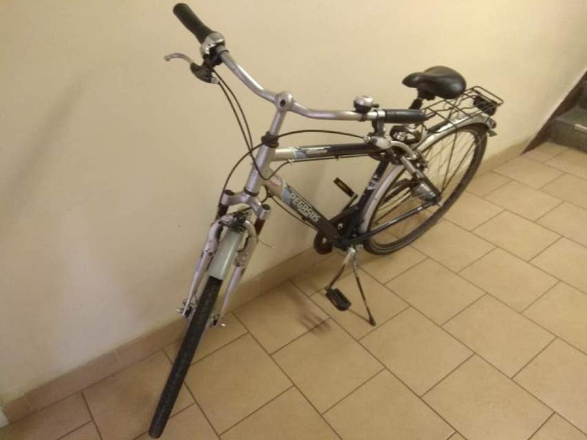 Policjanci z Wągrowca złapali złodzieja kołpaków. Znaleźli także rower. Do kogo on należy? 
