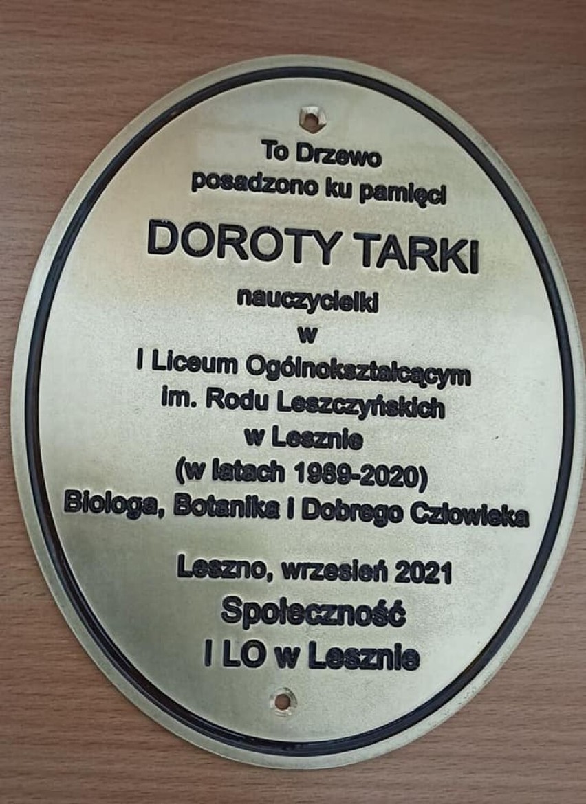 Pamiątkowy buk dla zmarłej w zeszłym roku Doroty Tarki, nauczycielki I LO w Lesznie 