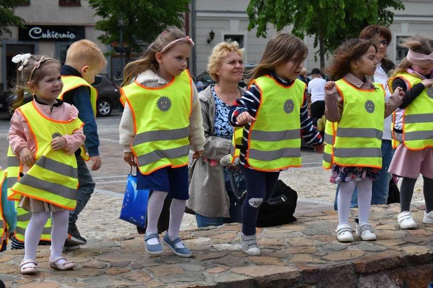 Cały Olkusz czyta dzieciom na rynku, 27 maja 2022