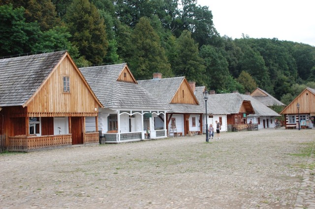 Skansen w Sanoku. Na 38 hektarach w parku etnograficznym znajduje się około 180 zgromadzonych obiektów budownictwa drewnianego od XVII do XX wieku