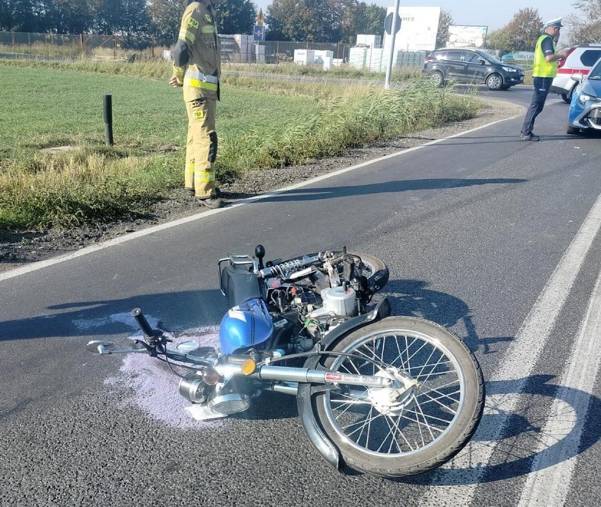 Na skrzyżowaniu drogi krajowej nr 62 kierujący motorowerem,...