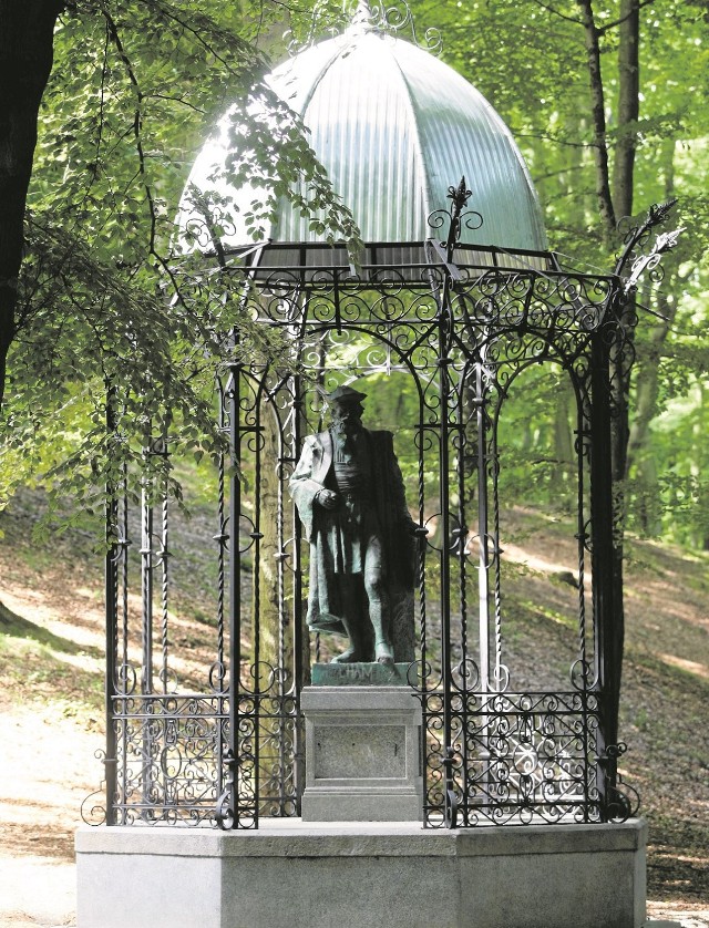 Kiedyś Park Jaśkowej Doliby był porównywalny z Parkiem Oliwskim. Nawiązanie do czasów świetności jest pomnik Gutenberga