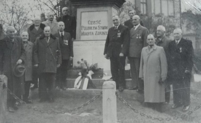 Stanisław Markowski (6. z prawej) pod Pomnikiem 700-lecia w...