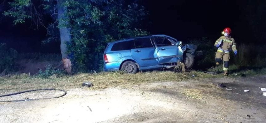 Wypadek w gminie Wodzierady. Auto uderzyło w drzewo ZDJĘCIA