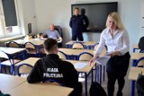 Spotkanie policji z ostatnią klasą o profilu policyjnym w Powiatowym Zespole Szkół nr 1 w Kościerzynie