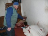 Powiat. Syn matki oskarżonej o zabójstwo noworodka 6 lat temu zabił gospodarza w Tągowiu