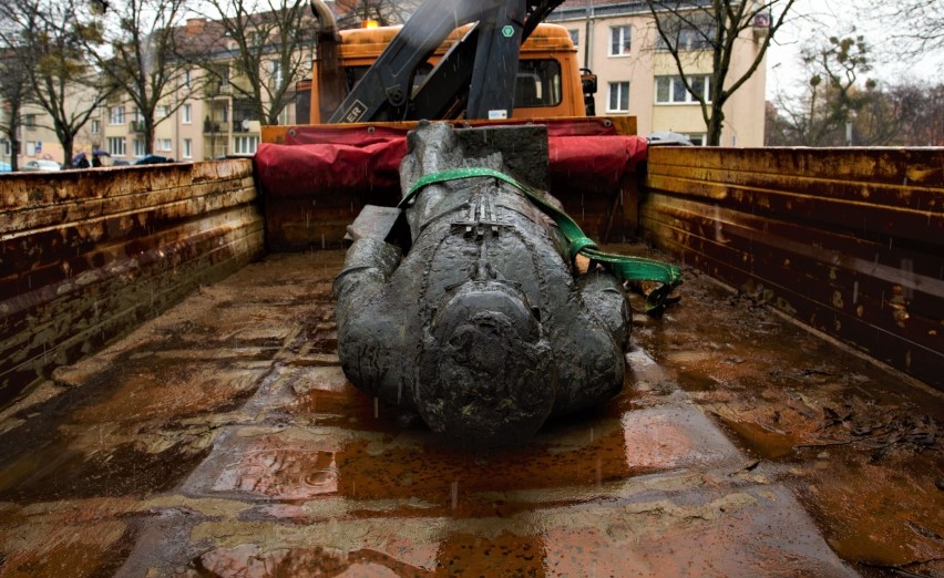 Przewrócony pomnik ks Jankowskiego w Gdańsku po naprawie wróci na cokół. Radni odbiorą księdzu tytuł honorowego obywatela miasta