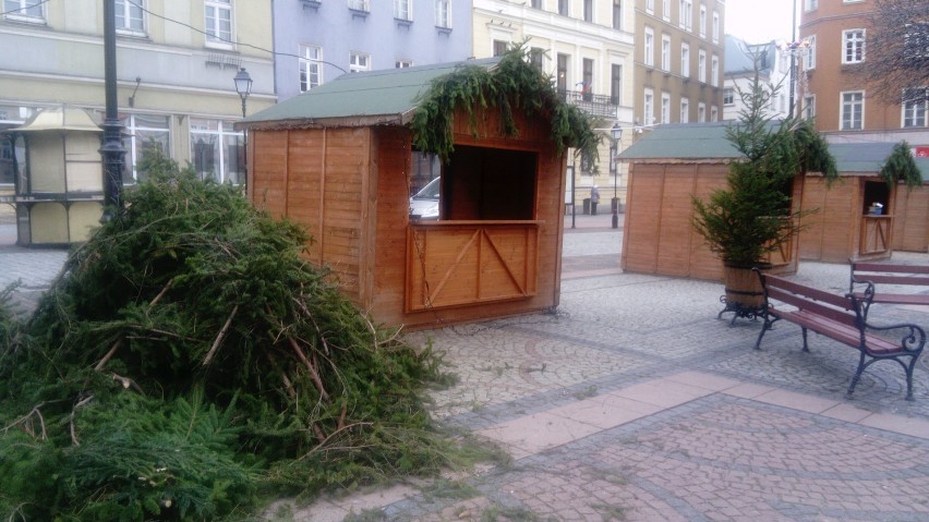 Trwają ostatnie przygotowania do Jarmarku Bożonarodzeniowego...