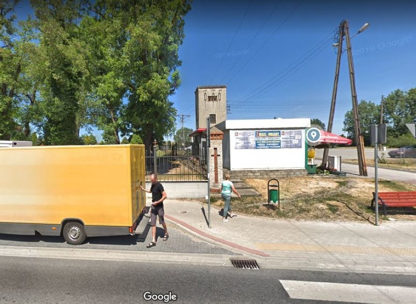 Mieszkańcy Barcina na zdjęciach Google Street View. Na...