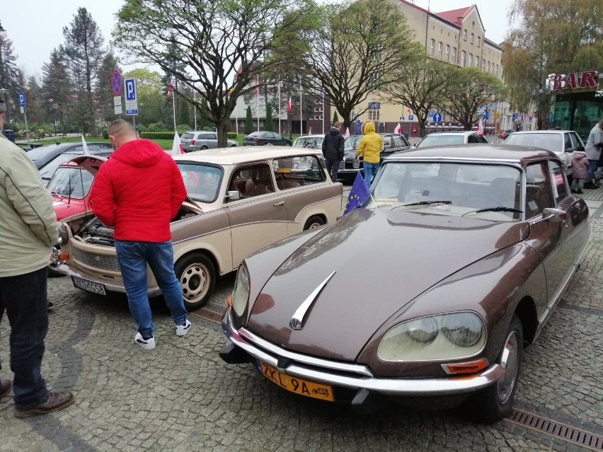 Święto Niepodległości w Kołobrzegu - zabytkowe pojazdy przejechały przez miasto