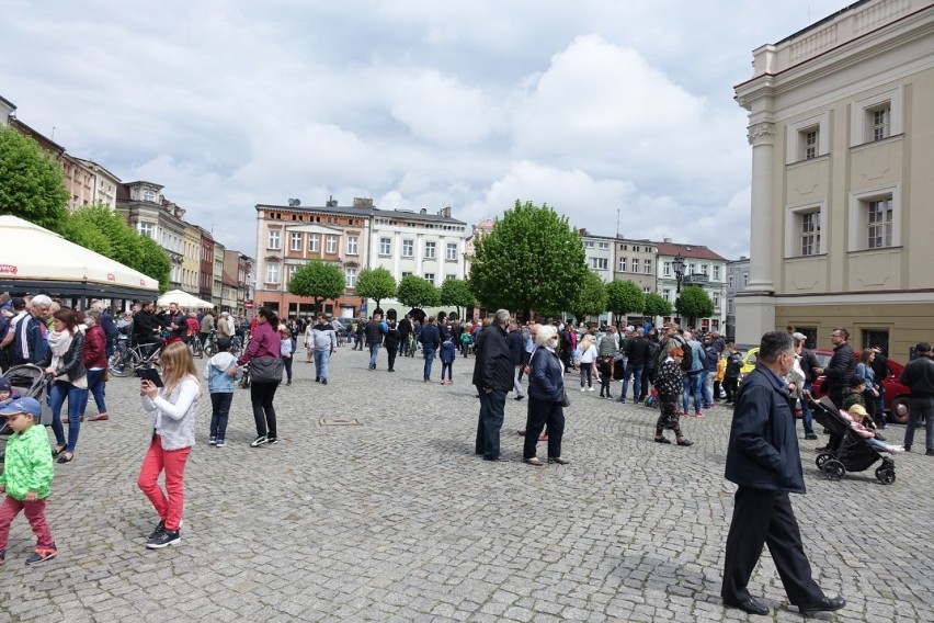 Leszno. Szok - miasto ożyło! Tłumy na mieście. Na rynku zabytkowe samochody. Były też koncerty: Wakacyjnych i Kapeli Podwórkowej [ZDJĘCIA]