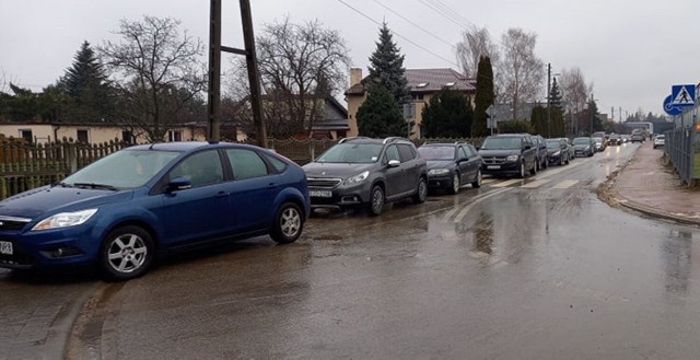 Do punktu poboru wymazów w kierunku COVID-19 w Zduńskiej Woli ustawiały się długie kolejki. Najczęściej ludzie oczekiwali w samochodach. Teraz punkt pracuje dłużej