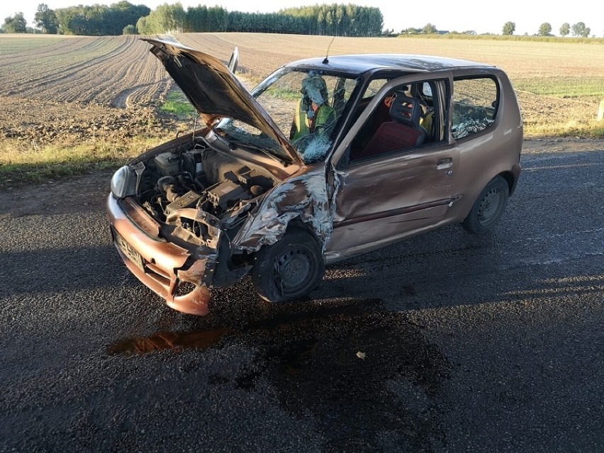 Dwie osoby wylądowały w szpitalu po wczorajszym (30.08.) wypadku dwóch aut w pobliżu Debrzna. 