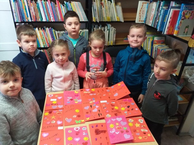 Podczas zajęć w bardziej artystycznym stylu, w związku ze zbliżającymi się dniem zakochanych, dzieci przygotowywały kartki walentynkowe.