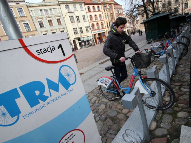 Stacja Toruńskiego Roweru Miejskiego na Rynku Nowomiejskim w Toruniu.