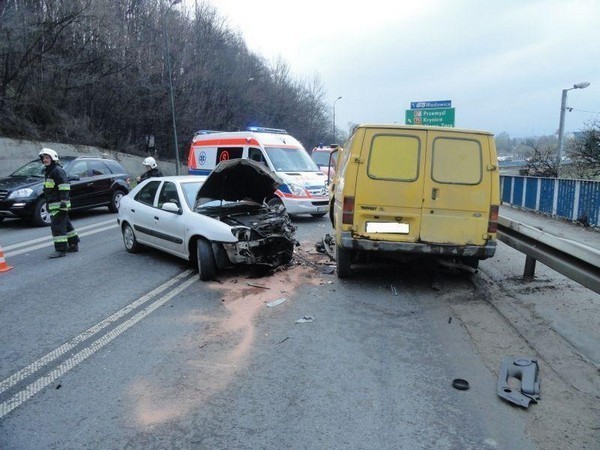 Zderzenie forda i citroena na ul. Tarnowskiej zablokowało drogę [ZDJĘCIA]