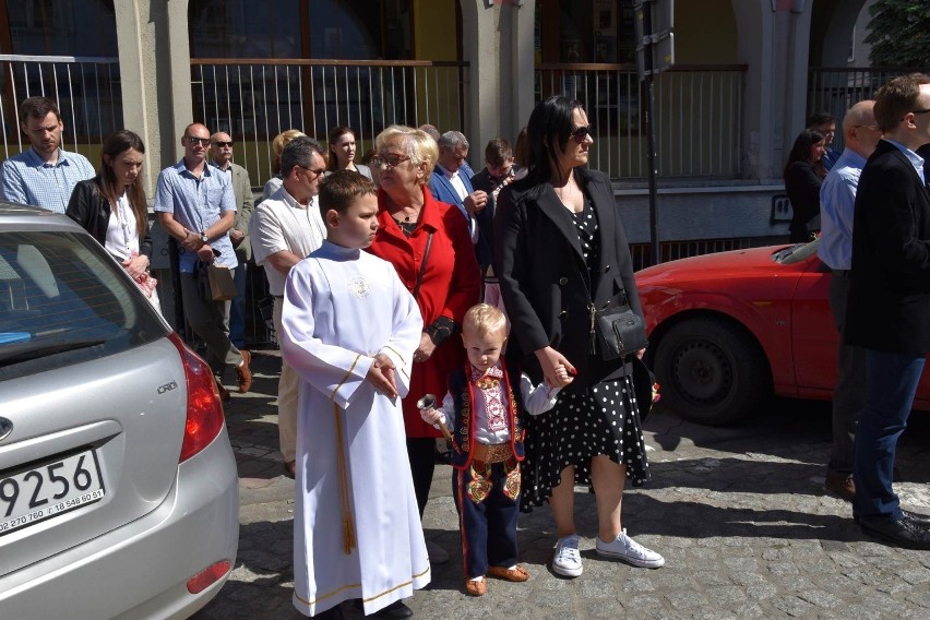 Nowy Sącz. Tłumy na procesji z okazji Bożego Ciała. Wierni modlili się przy czterech Ołtarzach wokół Rynku [ZDJĘCIA]