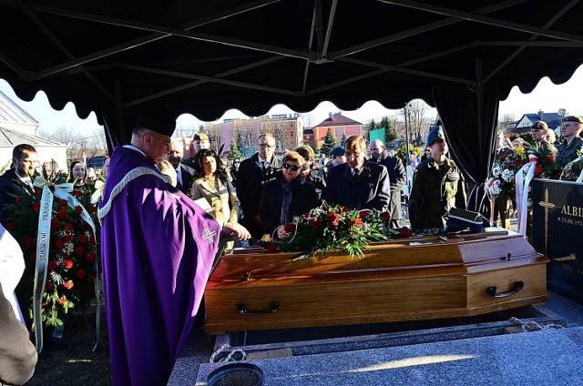 W ceremonii pogrzebowej uczestniczyli  m.in. żołnierze wojsk obrony terytorialnej, i żyjący członkowie Armii Krajowej.